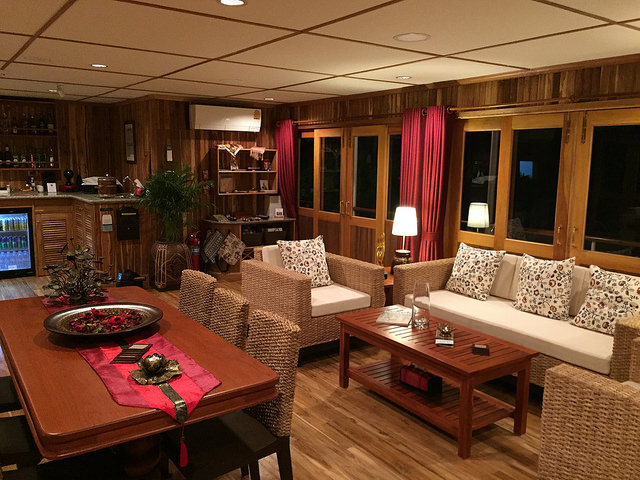 Pandaw Cruises RV Champa Pandaw Interior Restaurant 7.jpg